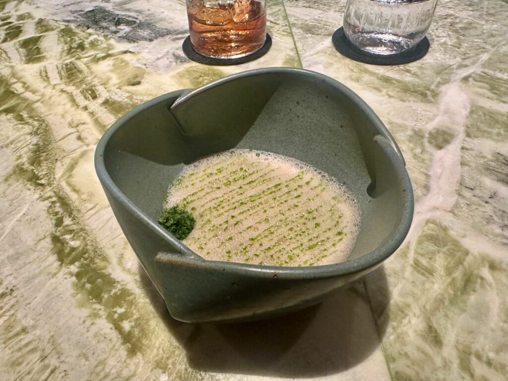 Chileatole con funghi selvatici ed erbe messicane di Quintonil