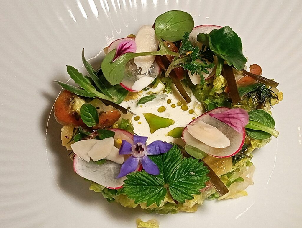 Lattughino arrosto, kiwi, mandorle verdi ed erbe spontanee