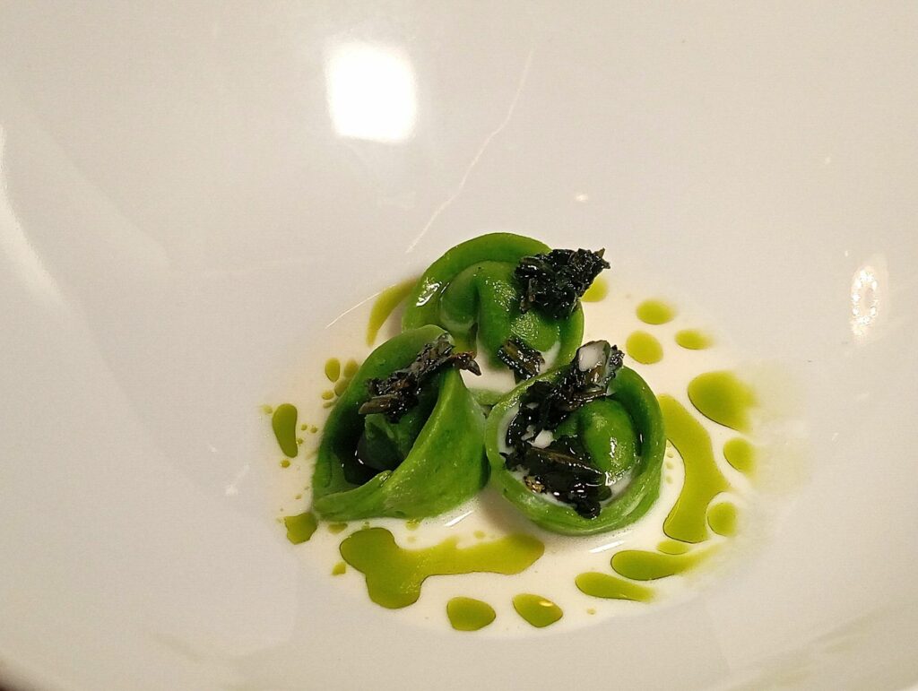 Tortelli, mandorla, rucola e ajo bianco del ristorante Veritas