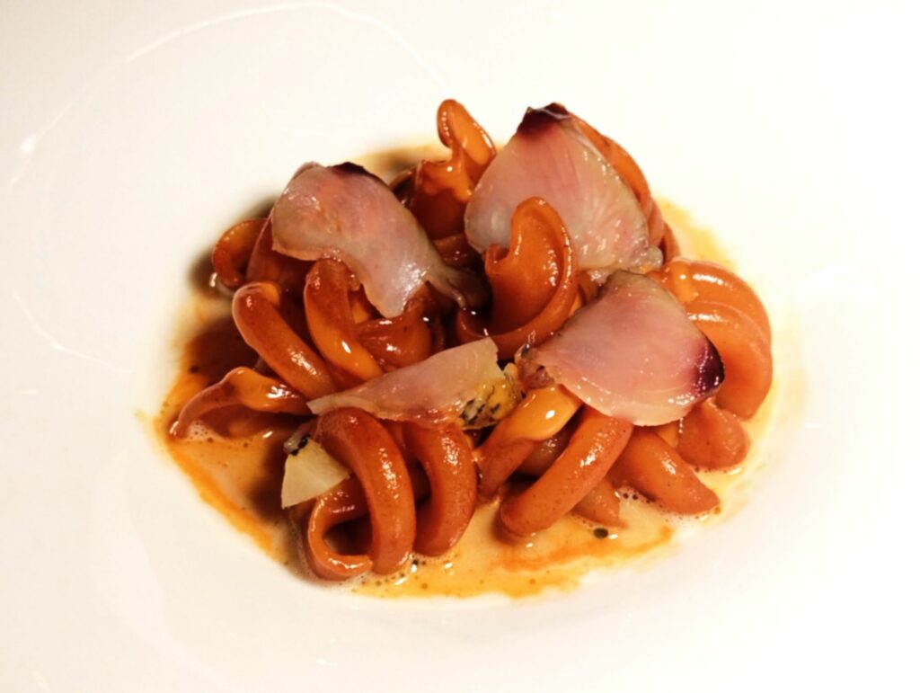 Trottole con peperoni, cocco, ricci di mare e tonno del ristorante Veritas