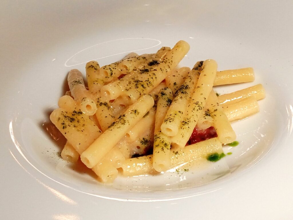 Mezzanelli, lardo fuso, pomodoro arrosto, pecorino e alloro