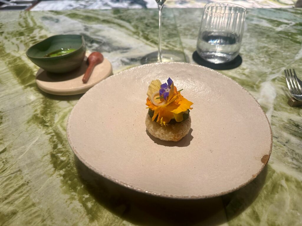 Gordita de yuca con formaggio stagionato di Ocosingo (Chiapas), chicharrón de wagyu,
formica chicatana, suero costeño e mojo alla melissa