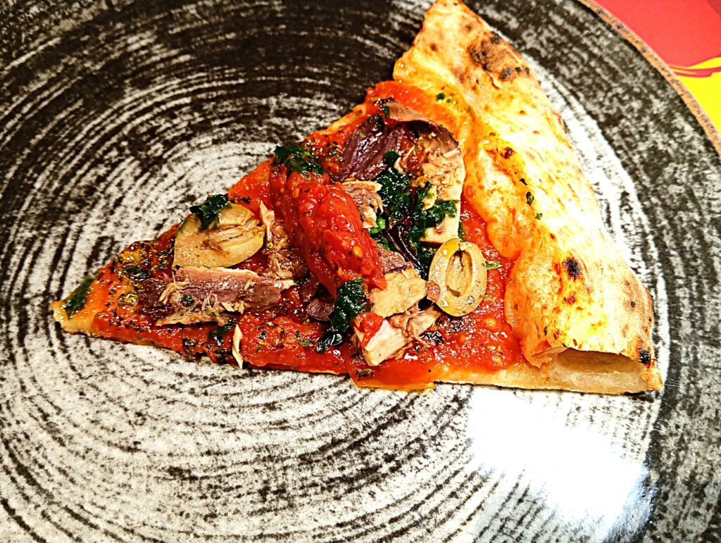Marinara Super (Pomodoro Piennolo del Vesuvio, origano, buzzonaglia di tonno
siciliano, aglio orsino e battuto di pomodotro San Marzano)