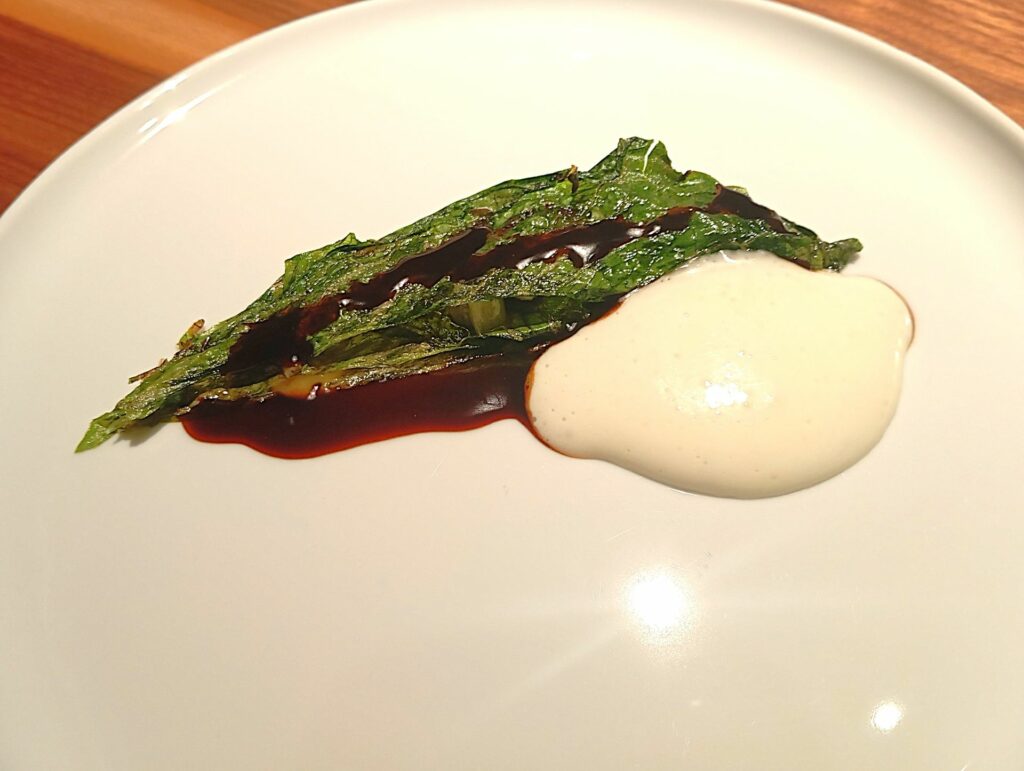 Lattuga romana al josper. Fonduta di pecorino, pasta al pistacchio e aneto