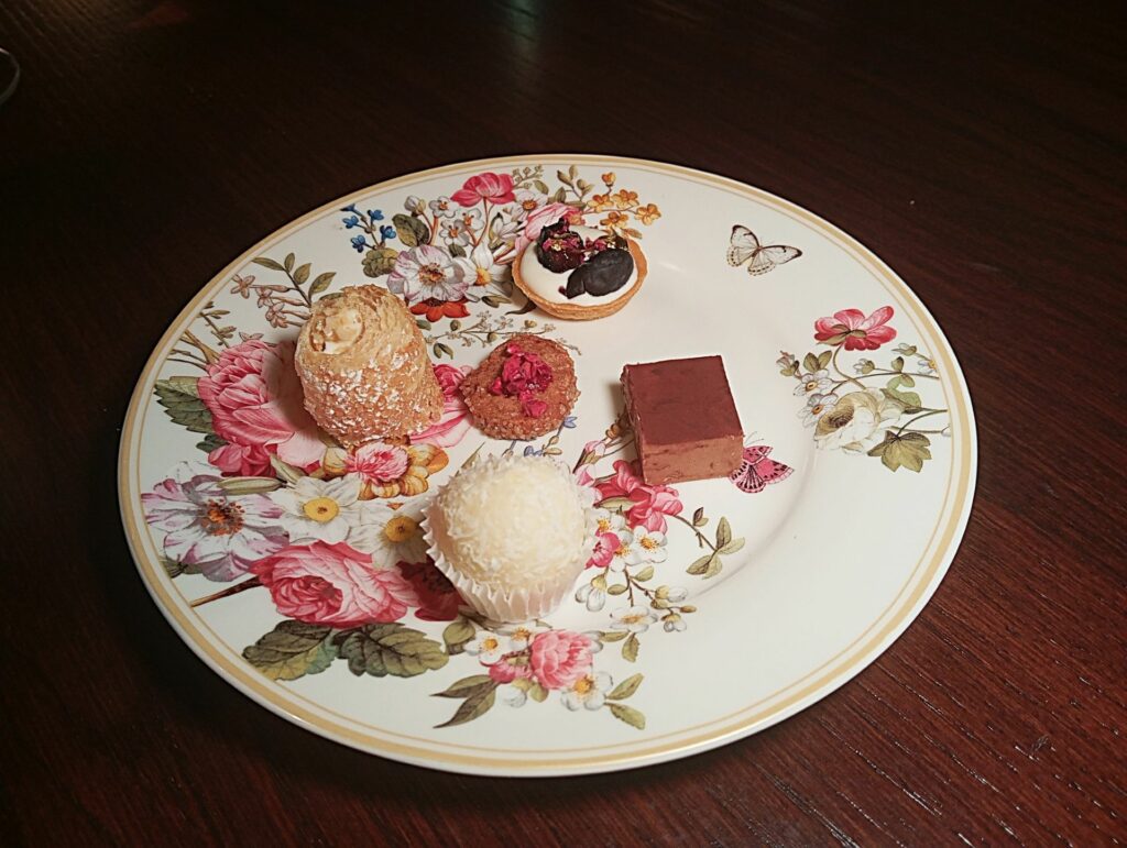 Piccola pasticceria (cioccolatino, Raffaello, Tartelletta, Cannoncino, Biscotto) del ristorante Oasis