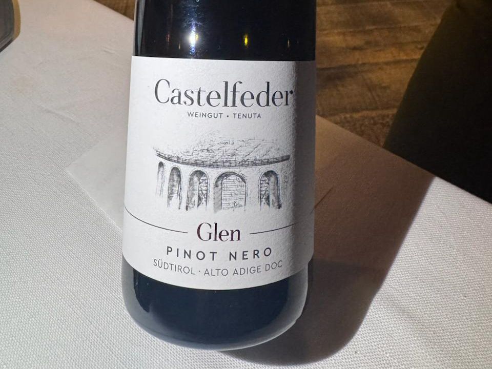 Una bottiglia di pinot nero