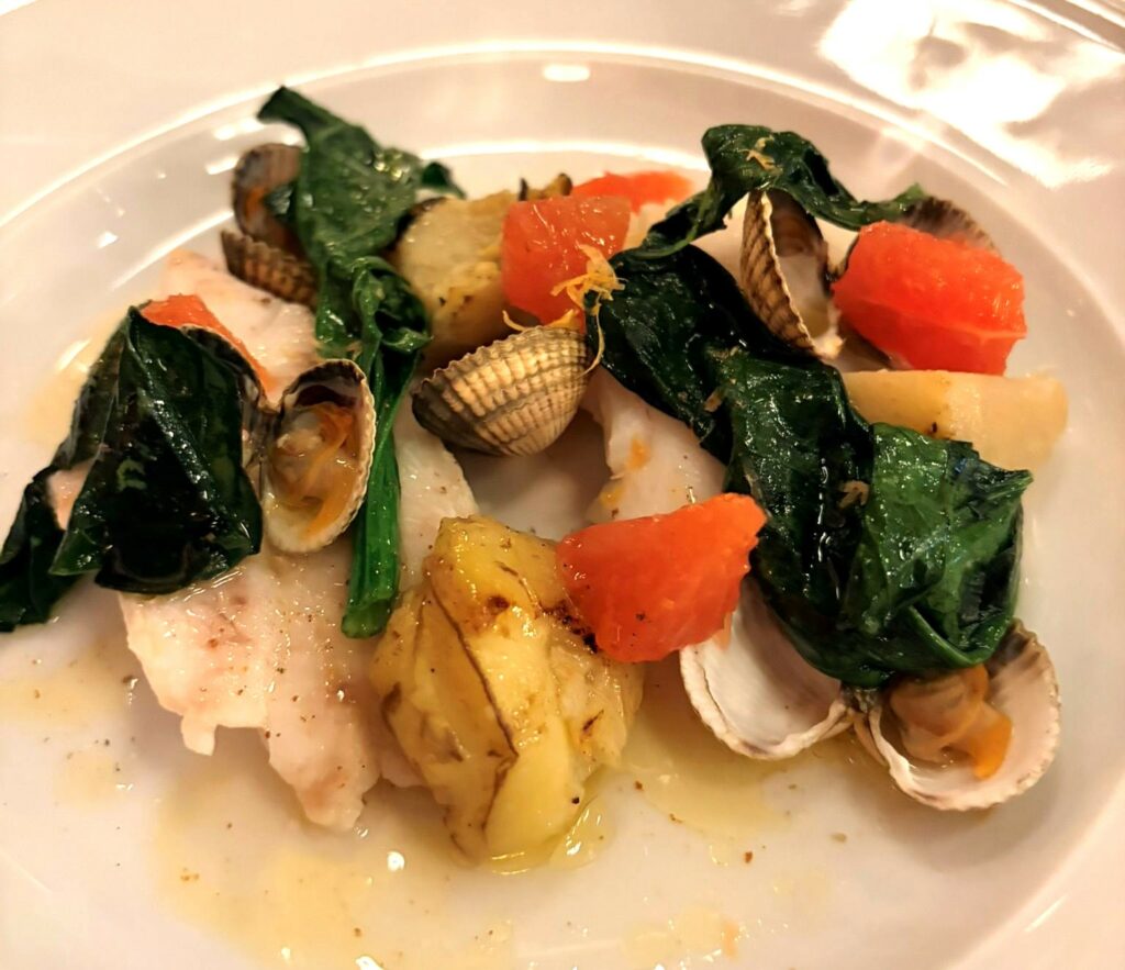 Collare di merluzzo al vapore, carciofi, vongole, spinaci, pompelmo, salsa beurre blanc.