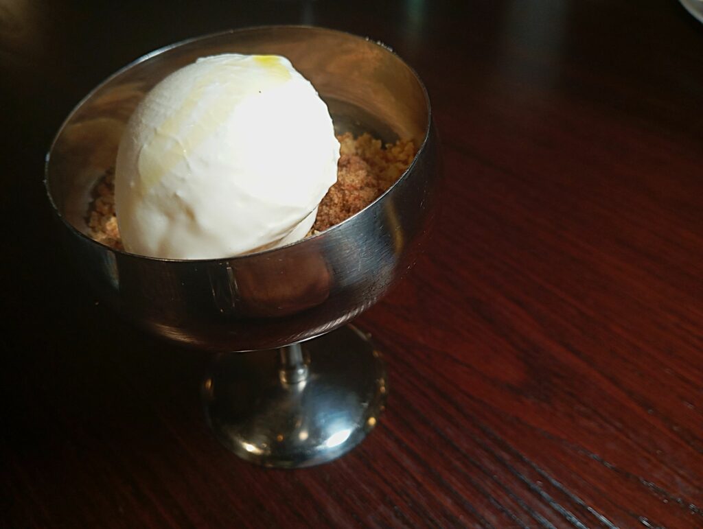 Gelato al latte, olio evo e carrube