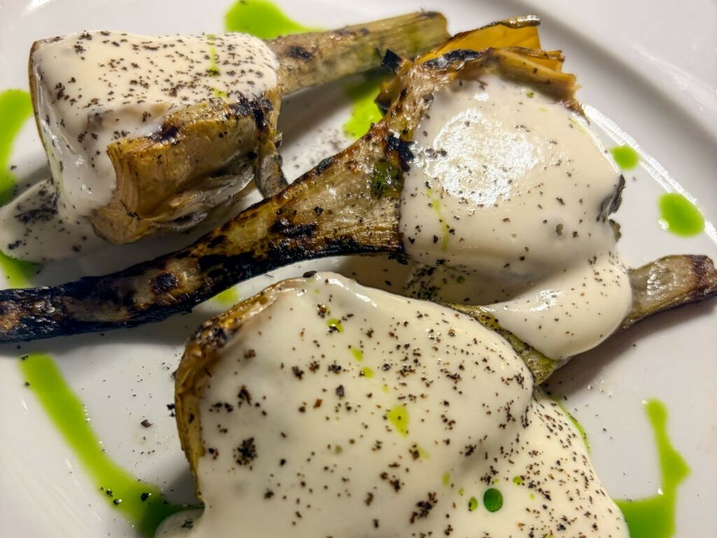 Carciofi alla brace, spuma di pecorino,  timo, limone nero.