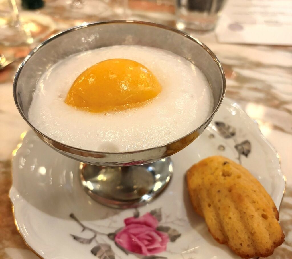Sorbetto al mandarino, crema al mandarino, schiuma al gin, pepe timut, madeleine.