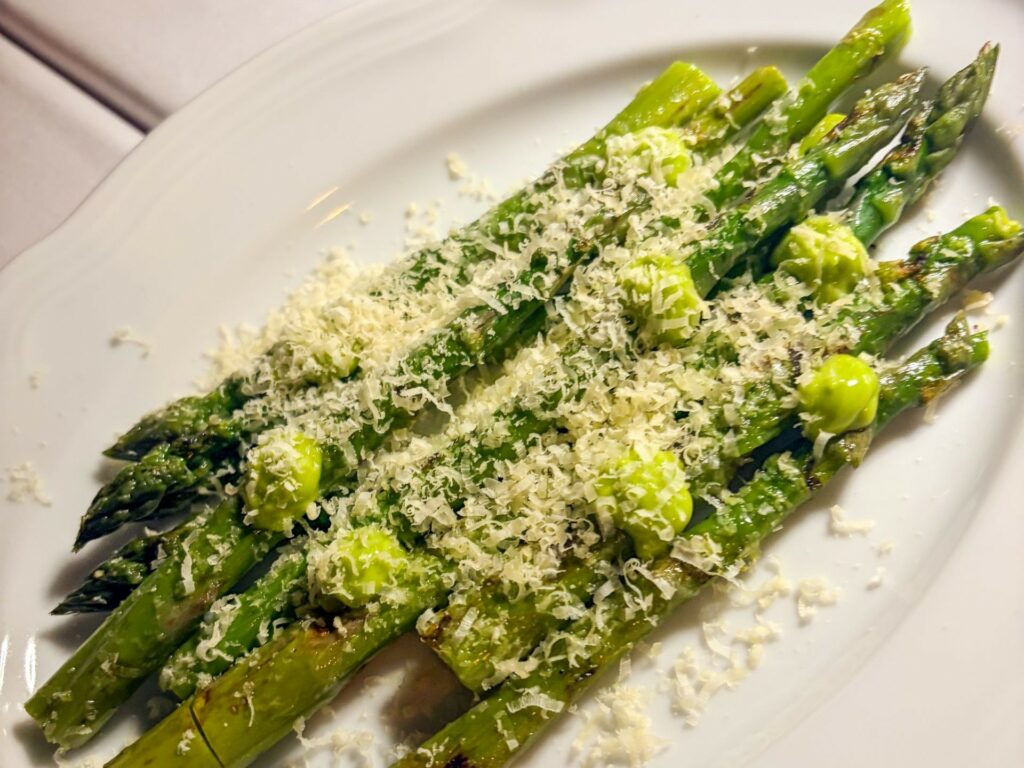 Asparago alla brace,  Comtè “Marcel Petite” 36 mesi, olio al dragoncello de La Bettolina