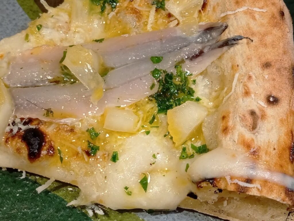 Costiera (particolare dei pezzi di limoni) della pizzeria Salvo