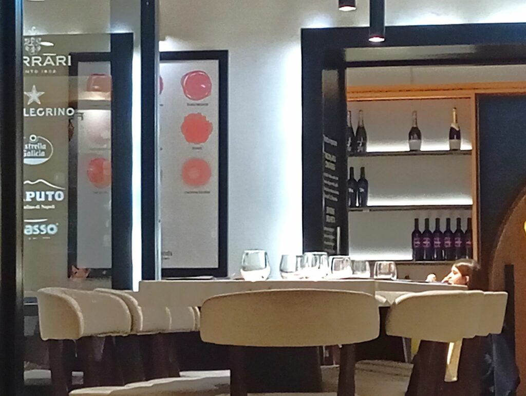 La sala della pizzeria Salvo