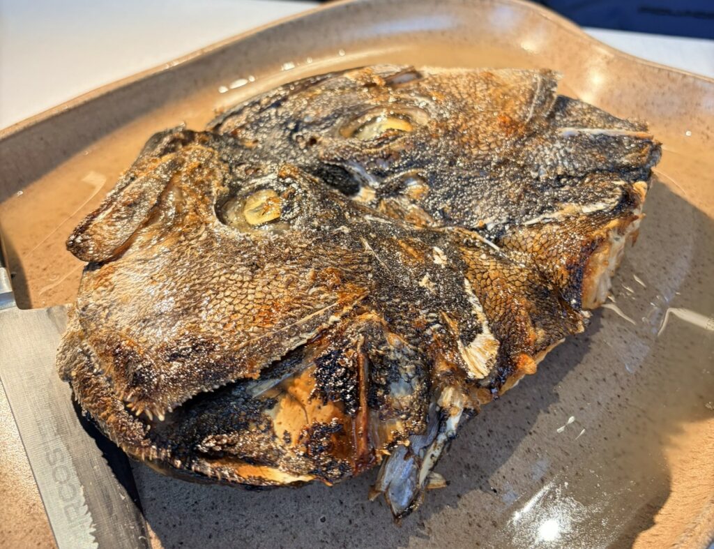 Testa di cernia alla brace del ristorante Elkano