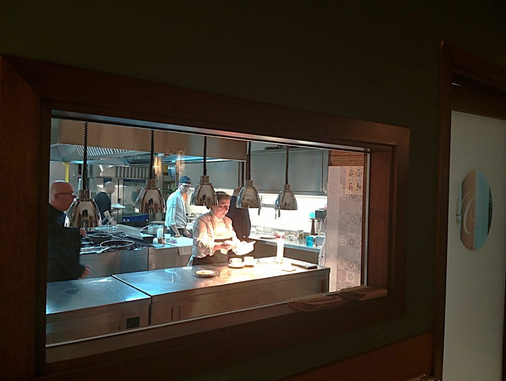 La finestra sulla cucina del ristorante Oasis