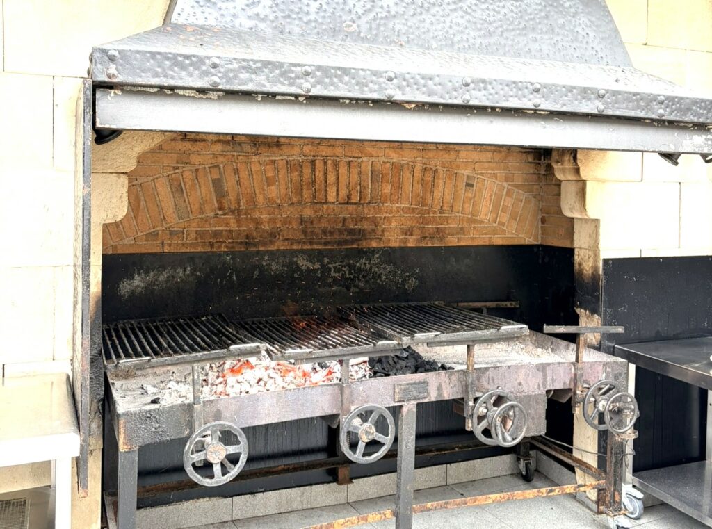 La griglia fuori dal ristorante Elkano