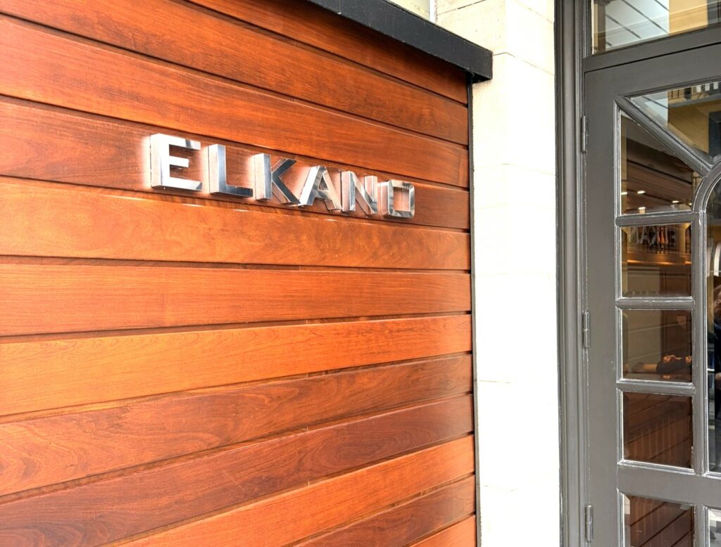 L'insegna del ristorante Elkano