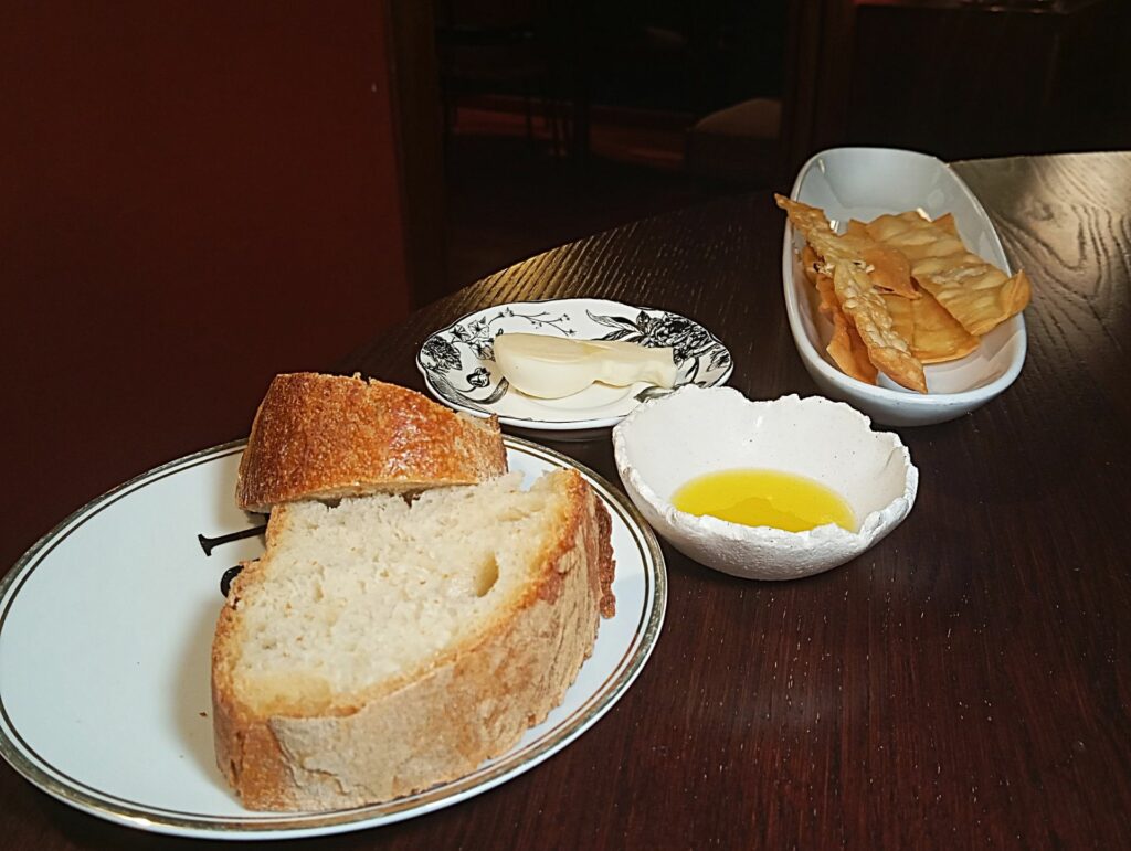 Pane con farina di grano d'orzo, olio di produzione propria, sfogline alla cipolla.