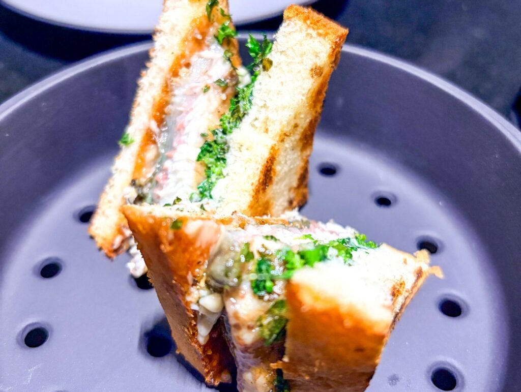 Shokupan, anguilla alla brace, cime di rapa, crema al rafano, pompelmo di Food Writers
