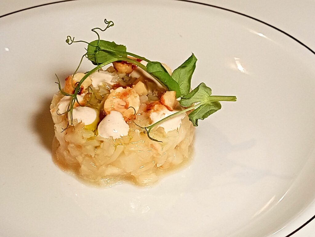 Tartare vegetale (rapa, nocciole tostate, germogli di piselli) del ristorante Oasis