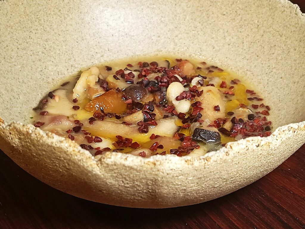 Zuppa di castagne del Prete di Montella, foglie di stagione, fagioli quarantini e
croccante di cacao