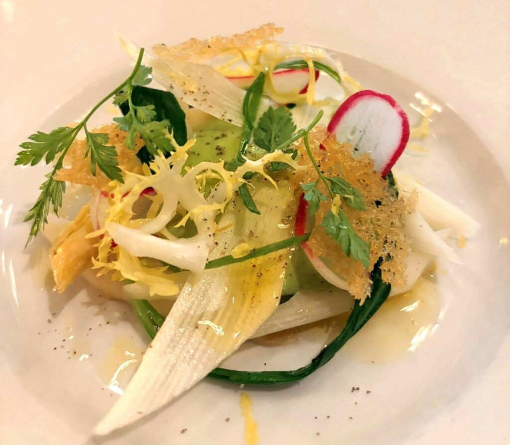 Asparago bianco, emulsione di ortica, ravanelli dalla punta bianca, crostini al lievito naturale.