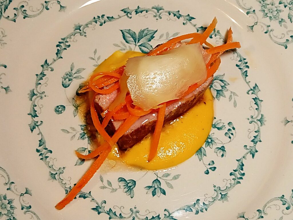 Vitello alle erbe con carote affumicate al legno di faggio e zenzero marinato