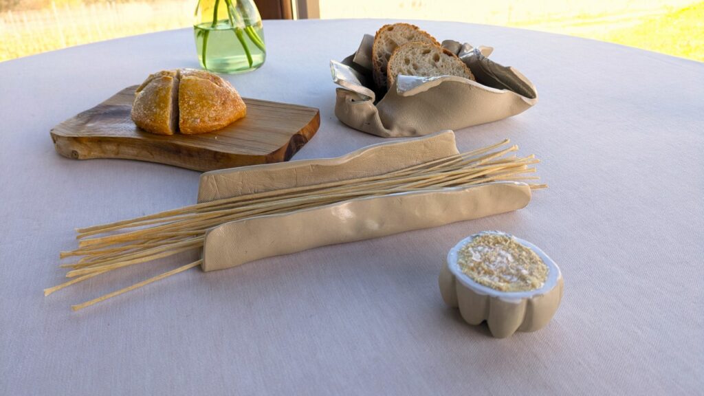 Il servizio del pane, da notare accompagnato dal piemontese "Sòma d'aj".
