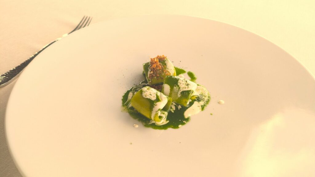 Pre dessert con mezzo paccheri estratto di cime di rapa e bagna cauda del ristorante Borgo Sant'Anna