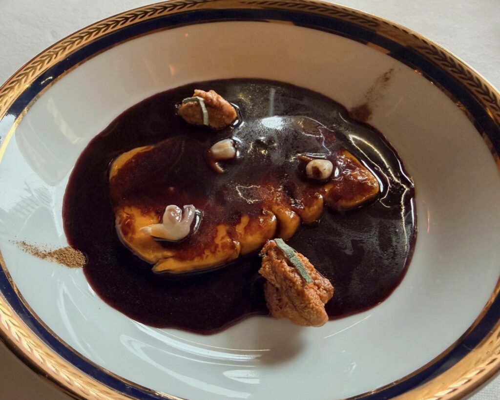 Foie scaldato sotto alla salamandra (crudo), ricci di mare, pompelmo bruciato, salsa di riso venere e vermouth