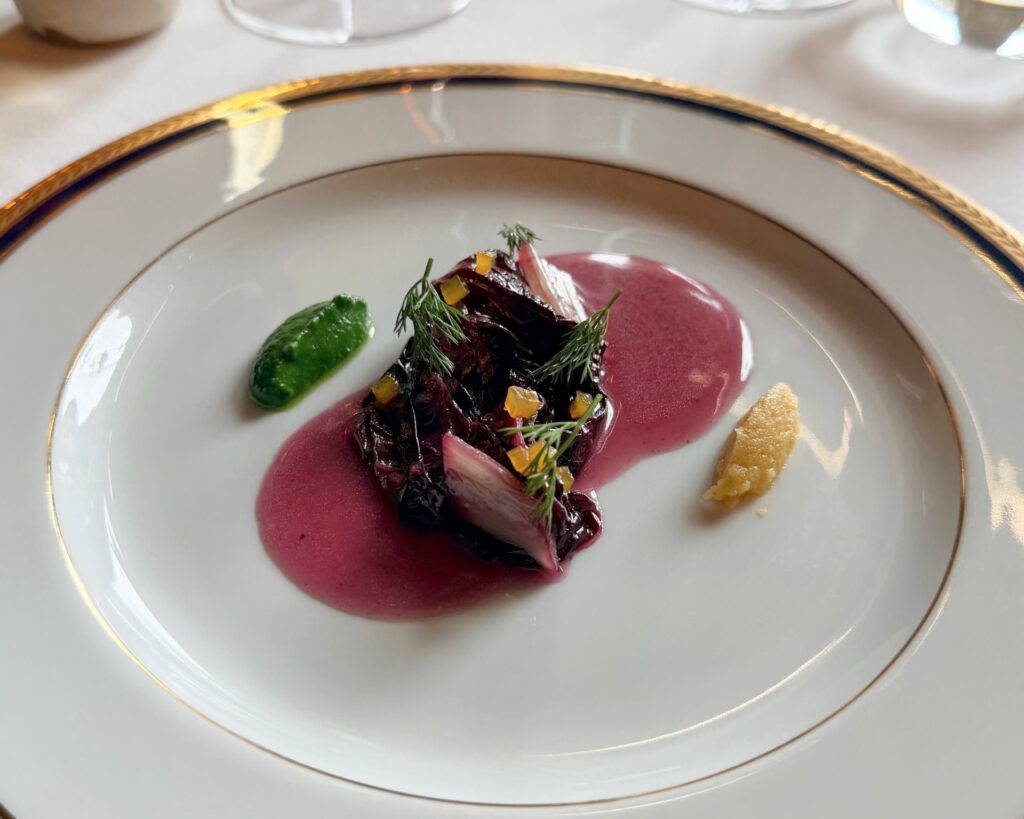 Radicchio, topinambur alla clementina, prezzemolo, maionese alla buccia di agrumi.