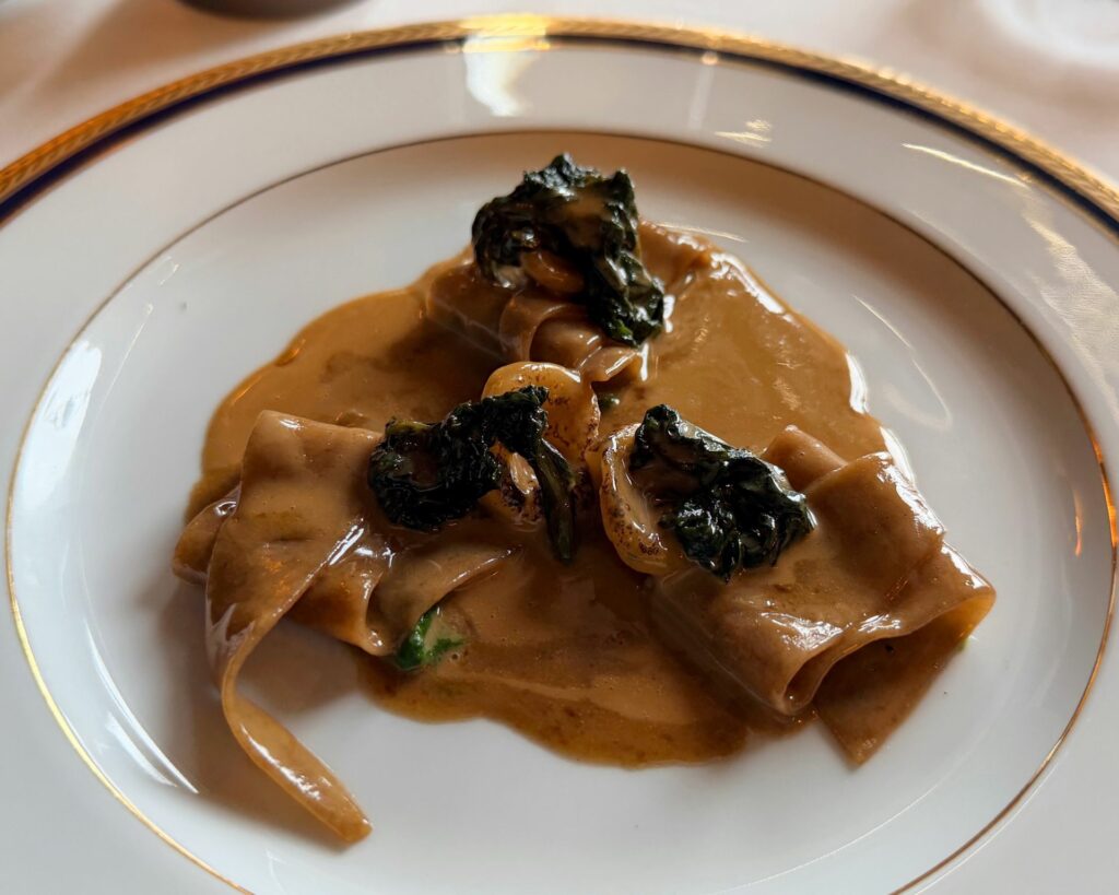 Udon, orecchiette, cime di rapa, colatura di alici, ginepro e salsa al burro.