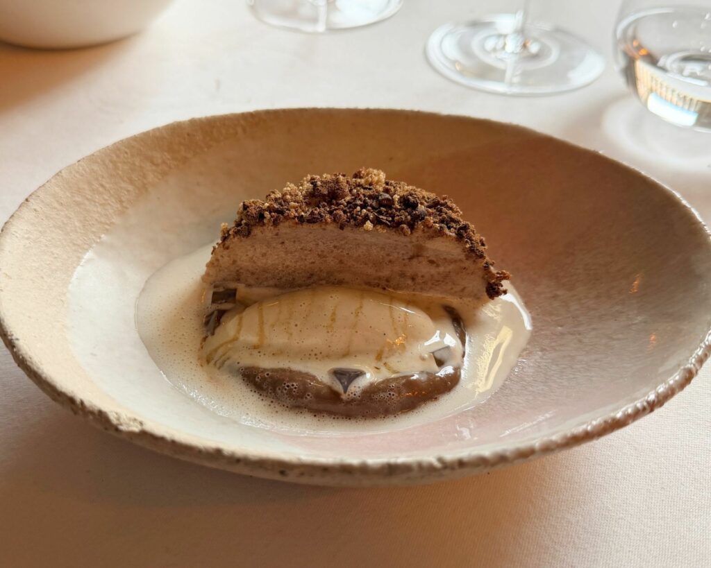 Soufflé freddo ai funghi, gelato al whiskey e crema fredda al lievito