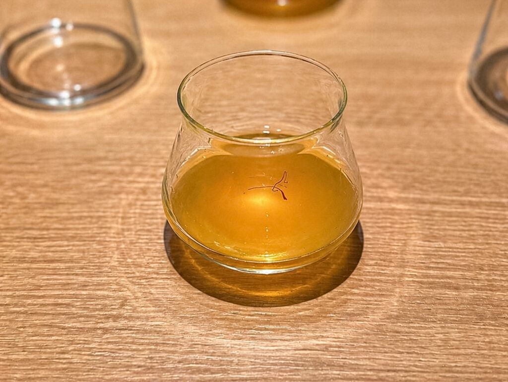 Kombucha allo zafferano del ristorante moebius sperimentale