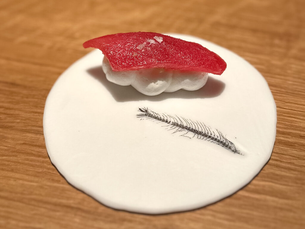 Nigiri: meringa al wasabi e tonno (akami).