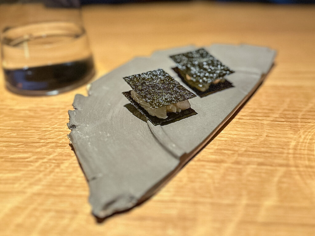 Alga nori e mazzancolla del ristorante moebius sperimentale