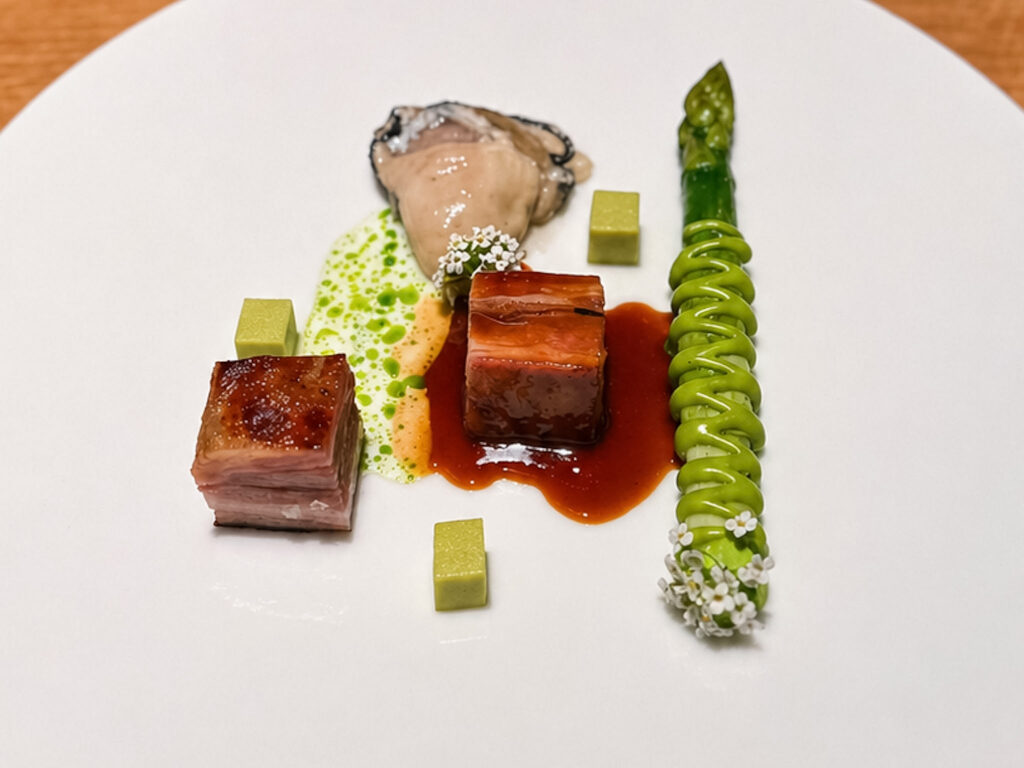 Agnello da latte, ostrica e asparagi al verde.