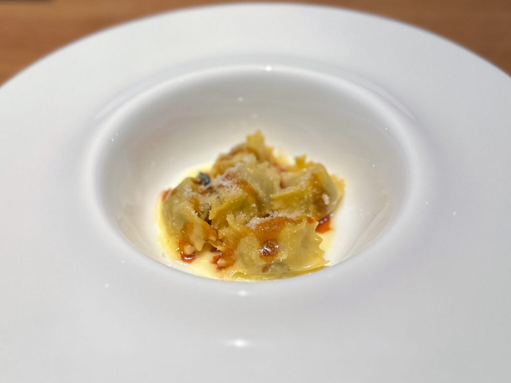 Agnolotti di ossobuco allo zafferano e salsa gremolada del ristorante moebius sperimentale