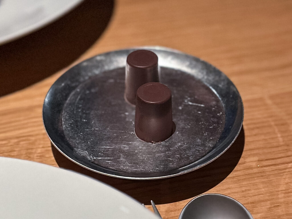 Prima si consiglia di mangiare il cioccolatino foie gras e lepre.