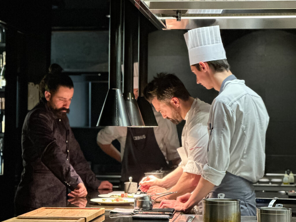 La cucina del ristorante moebius sperimentale all'opera.