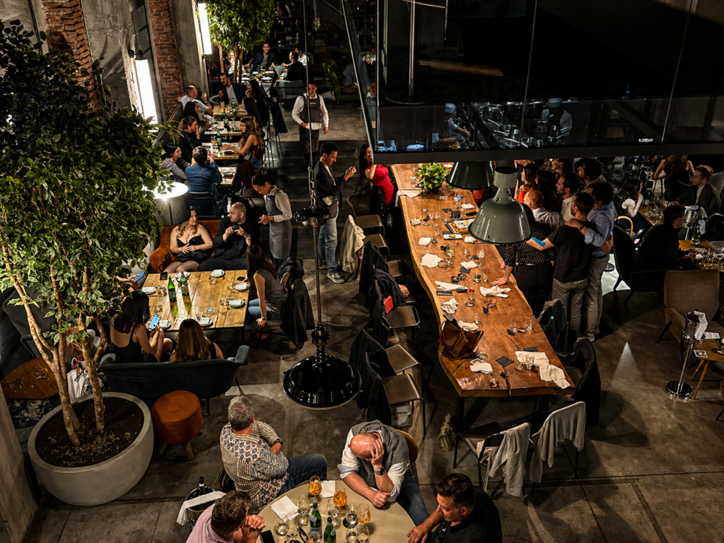 Scorcio della sala tapas bistrot dal soppalco del ristorante moebius Sperimentale.