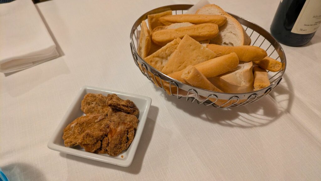 Pane e ciccioli di benvenuto della trattoria dell'alba