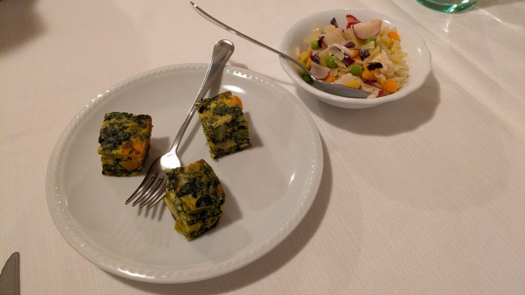Frittata di verdure e insalata di cappuccio della trattoria dell'alba