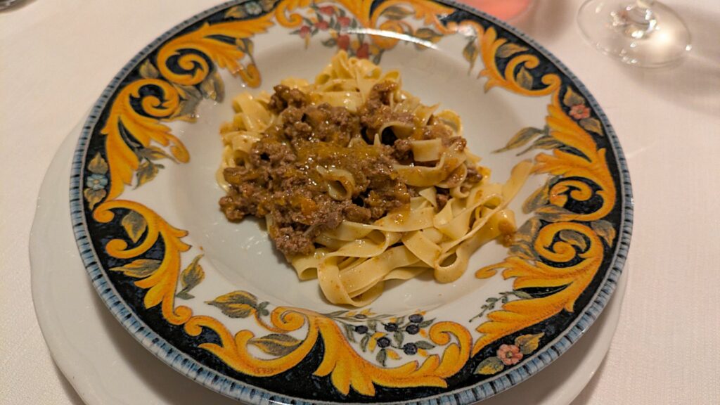 Tagliatella con il ragù di bue della trattoria dell'alba