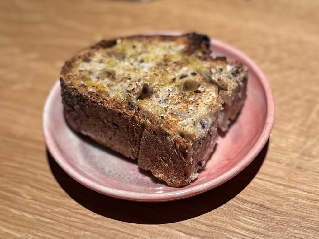 Pane tostato e condito olio e sale del ristorante moebius sperimentale