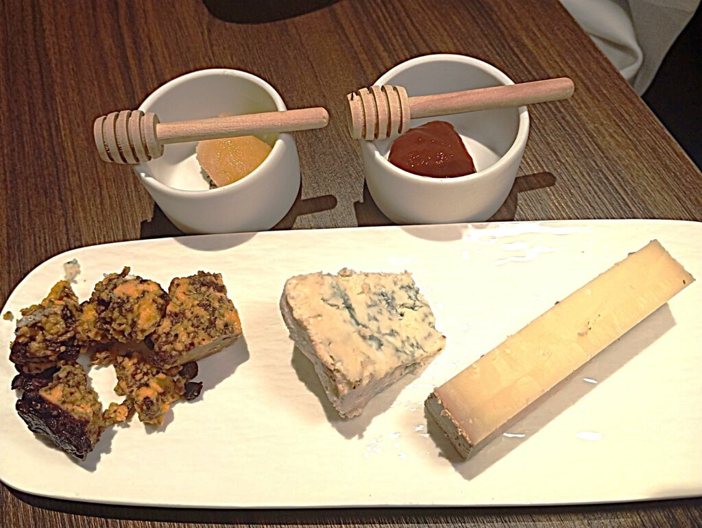 Assiette di formaggi con composte di Elevage