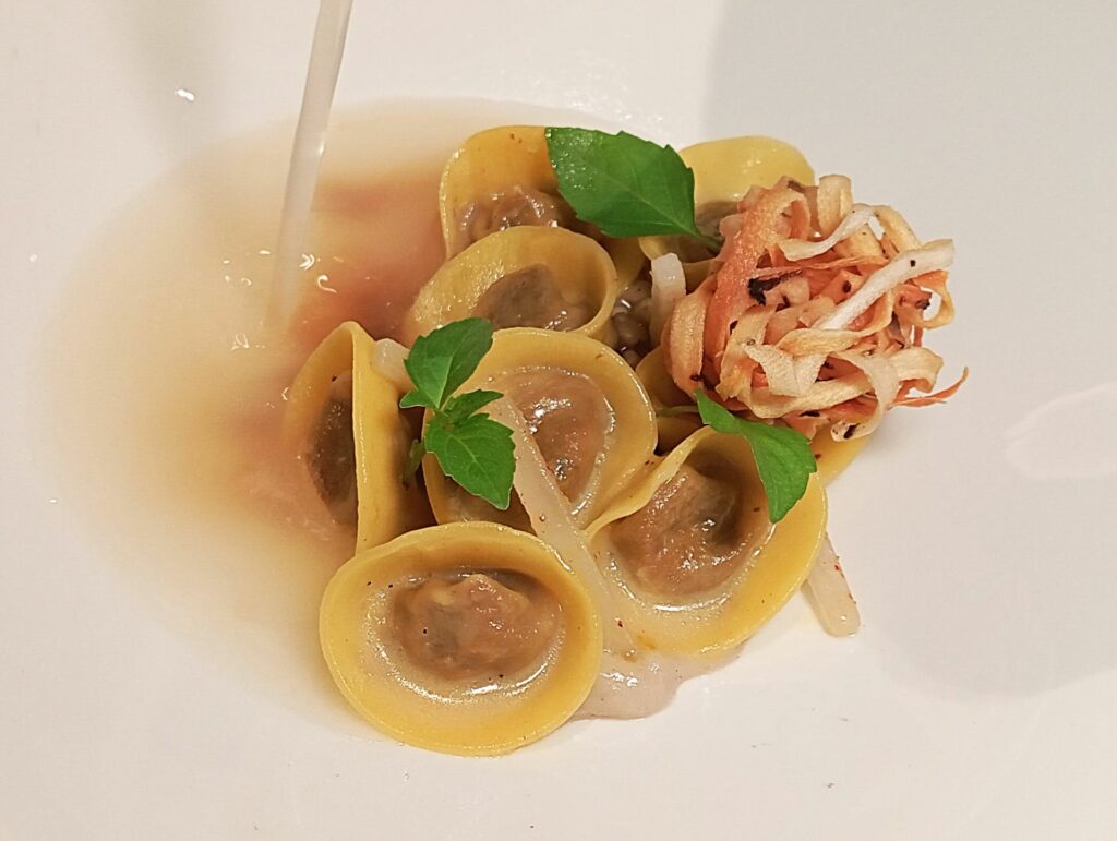 Cappelleto alla genovese, scorza nera, grano saraceno e parmigiano