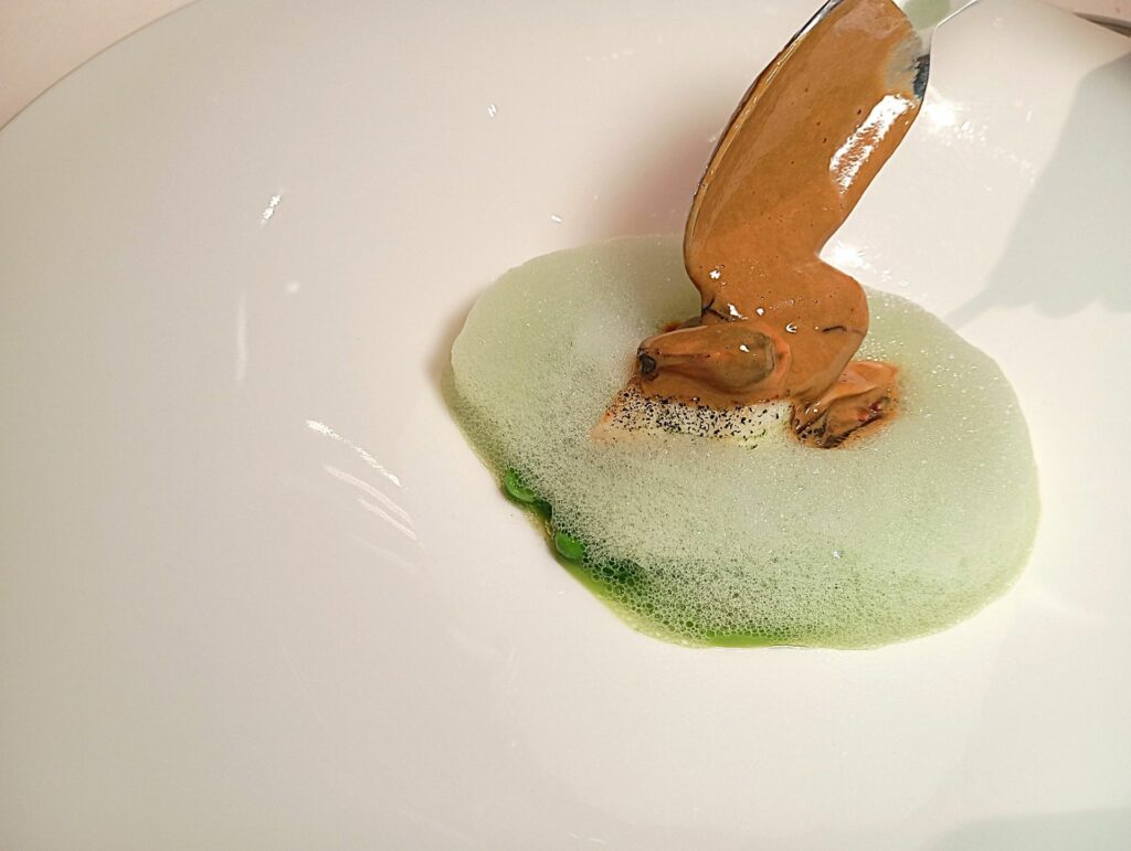 Spigola, cozze e piselli del ristorante Re, santi e leoni