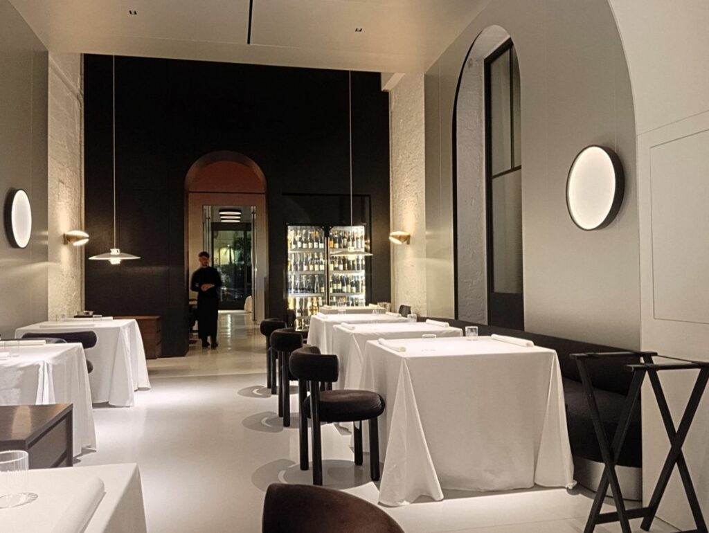 La sala dal design raffinato del ristorante Re, santi e leoni