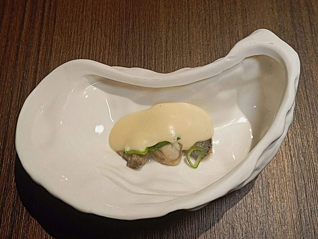 Ostrica alla brace, beurre blanc e genziana di Elevage